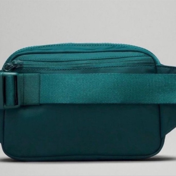 Lululemon 2L Green Jasper large belt bag - Picture 2 of 3